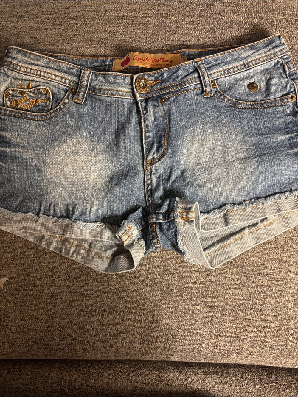 Apple Bottoms Denim Shorts Women’s 9/10 Light Wash Raw Hem Y2K Jean Shorts